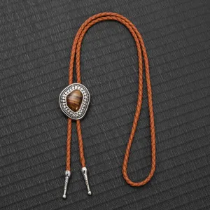 Detail eines Vintage-Western-Bolo-Tie mit geflochtener brauner Lederkordel und Stein