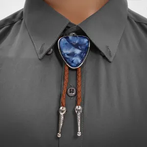 Nahaufnahme einer Vintage-Bolo-Krawatte mit blauem Stein auf einem grauen Hemd
