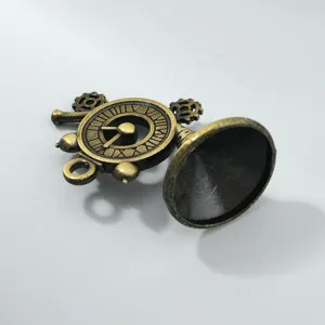 Nahaufnahme der filigranen Zahnrad- und Zifferblattdetails eines Bronze-Steampunk-Anhängers