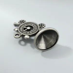 Nahaufnahme eines Vintage-Steampunk-Anhängers aus Legierung mit Uhrwerk-Motiven