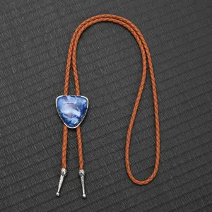 Detail einer Retro Western-Bolo-Krawatte mit blauem Stein und brauner Flechtkordel