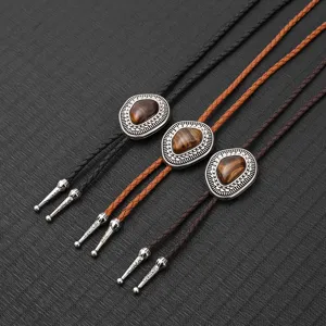 Detailansicht von drei geflochtenen Leder-Bolo-Krawatten mit Vintage-Stein-Schnallen