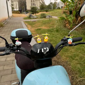 Mignon petit canard jaune de voiture avec casque d'hélice pour décoration de guidon de moto.