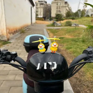 Joli petit canard avec hélice comme décoration de guidon pour moto et vélo scooter.