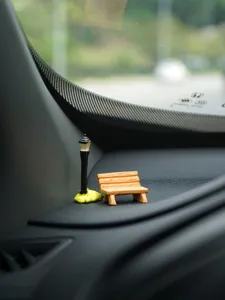 Mini Straßenlaterne und Holzbank Armaturenbrett Ornament, Auto Innendekoration Detailansicht.