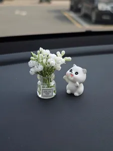 Mini florero de vidrio con flores blancas y linda figura de animal, tablero de auto.