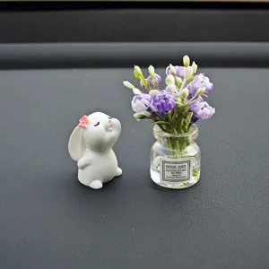 Mini adorno de coche linda figura de conejo de resina con jarrón de vidrio de flor.