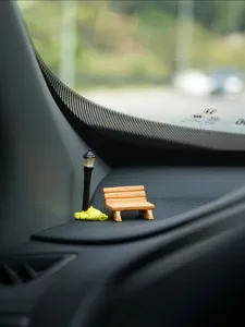 Nahaufnahme von Miniatur-Straßenlaterne und Bank, perfekte Autoeinrichtungs-Detailansicht.