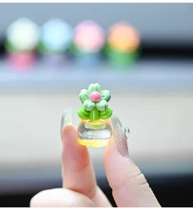 Gros plan macro détaillé d'un mignon ornement de pot de fleurs lumineux en résine de plante.