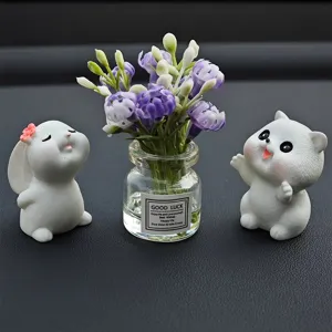 Lindo juego de adornos para salpicadero de coche con mini florero de vidrio y figuritas.