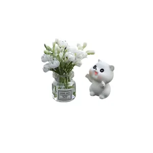 Mini florero de coche con flores blancas artificiales y bonita figura de gato para decoración interior.
