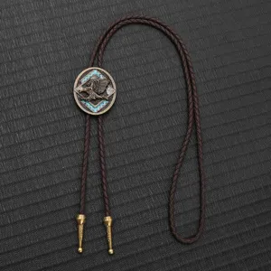 Λεπτομέρεια vintage bolo γραβάτας με αετό και καφέ πλεκτό κορδόνι σε στυλ γουέστερν