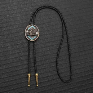 Λεπτομέρεια vintage bolo tie με σκάλισμα αετού και μαύρο πλεγμένο κορδόνι για γουέστερν στυλ