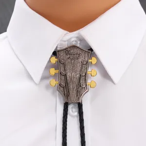 Nahaufnahme der Vintage-Gitarrenkopf-Bolo-Krawatte mit Country-Music-Gravur auf Hemd