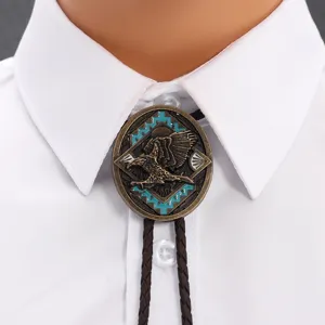 Λεπτομερές κοντινό πλάνο vintage γραβάτας bolo με αετό σε κλασικό λευκό πουκάμισο με γιακά