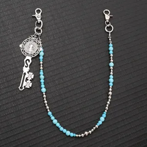 Detail eines Punk-Hip-Hop-Taillenkette mit blauen Perlen und Vintage-Metallschlüsselanhänger