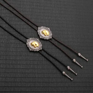 Nahaufnahme einer Vintage-Bolo-Krawattenschnalle mit goldenem Pferdekopf und Silberverzierung