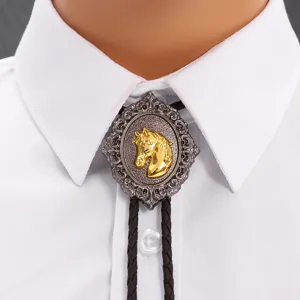 Nahaufnahme der Vintage-Bolo-Krawatte mit goldenem Pferdekopf-Relief am Hemdkragen