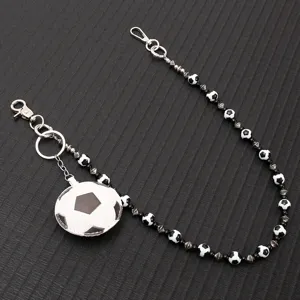 Gros plan détaillé de la chaîne de taille football hip-hop avec pendentif et perles