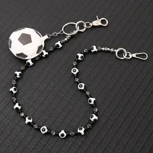Vue détaillée des perles à motif de football et de la ferrure métallique de la chaîne