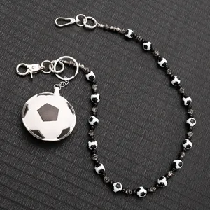 Vue détaillée de la chaîne de taille hip-hop créative avec pendentif et perles football.