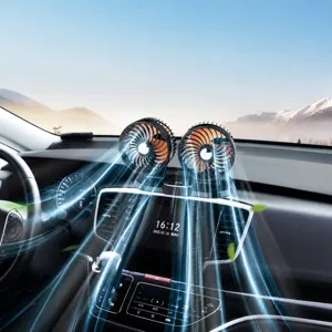 Vista dettagliata di una ventola per auto USB a doppia testa sul cruscotto del veicolo.