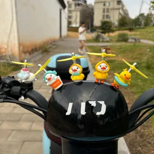 Mignon Canard De Dessin Animé Ornement De Voiture Avec Casque Et Hélice Résine Moto Vélo Guidon Décor Accessoires Intérieurs