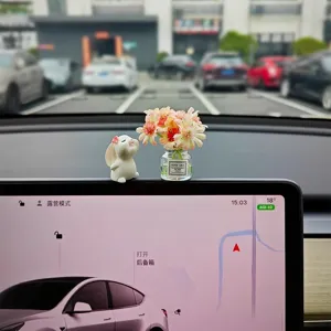 Süßes Hasen Auto-Ornament mit Mini-Vase, perfekte Armaturenbrett-Dekoration für den Innenraum.