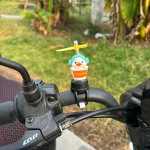 Gros plan détaillé montrant un joli petit canard avec casque et hélice sur un guidon.