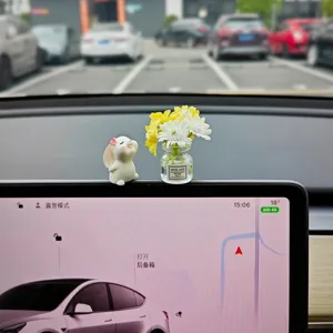 Niedliches Hasen- und Vasen-Ornament-Detail für die Autoinnenraum-Dekoration im Auto.