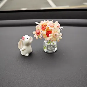 Süßes Hasen Auto Ornament mit Mini Blumenvase, ideal für schöne Dekoration im Auto.