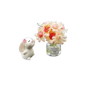 Niedliches Kaninchen und Blumen Glasflasche Auto Ornament, Mini Kunstharz Dekoration.