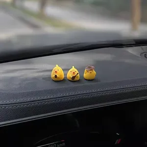 Adorable ensemble de petites figurines de poussins jaunes pour décoration de tableau de bord auto.