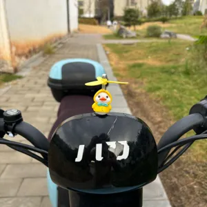 Ornement de tableau de bord de voiture canard jaune mignon avec casque d'hélice rotatif pour vélo