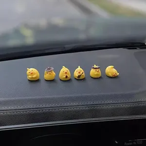 Mignon petit poussin jaune en résine figurines ensemble pour tableau de bord de voiture décoration.