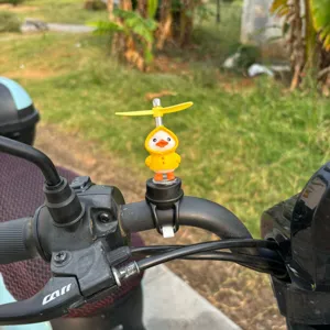 Canard jaune accessoire guidon de moto avec hélice tournante, décoration de casque mignonne.