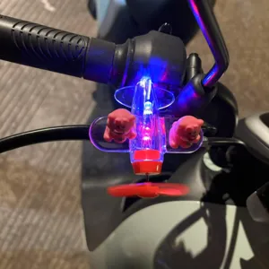 Giocattolo aereo lampeggiante a LED eolico per decorazione manubrio bici e moto.