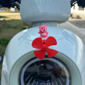 Simpatico ornamento di orsetto rosa per casco da moto elettrica e decorazione cruscotto auto.