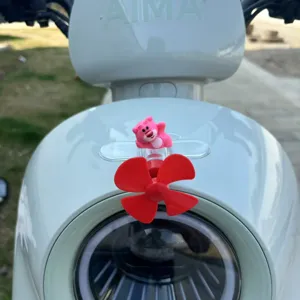 Simpatico accessorio mulinello scooter orsetto rosa con elica rossa per casco bici.