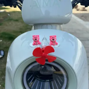 Ornamento per auto aeroplano giocattolo luminoso eolico con orsi per monopattino.