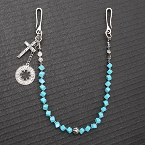 Vue détaillée de la chaîne de jean punk hip-hop avec perles bleues et pendentif croix