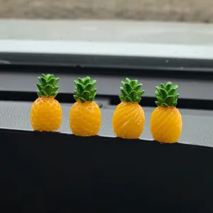 Set di 4 mini ornamenti per auto ananas, simpatico decoro in resina per cruscotto auto.