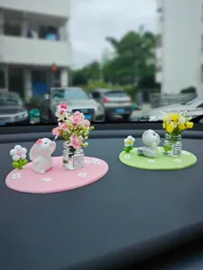 Joli ensemble d'ornements de tableau de bord de voiture avec mini vases pour décoration intérieure.