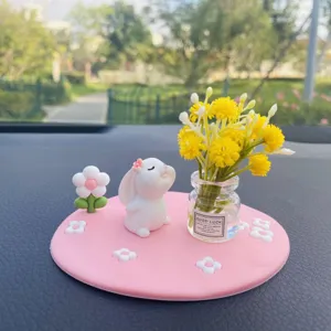 Joli ensemble de décoration de tableau de bord de voiture lapin avec mini vase et tapis.