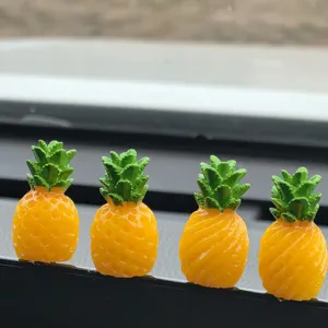 Mini Ornamento per Auto Ananasso in Resina Simpatico Figurine di Frutta Decorazione Cruscotto Cartoon Regalo
