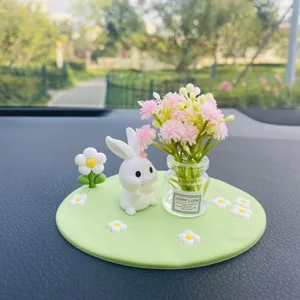 Joli ornement de lapin mignon avec vase à fleurs en résine pour tableau de bord auto.