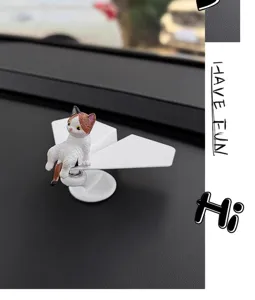 Niedliche Katzenfigur auf Papierebene für das Autocockpit und die Dekoration im Innenraum.
