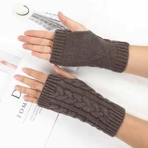 Dettaglio guanti senza dita in maglia treccia marrone design caldo autunno inverno.