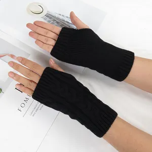 Vista dettagliata di guanti senza dita in maglia nera con design a coste e trecce per l'inverno.