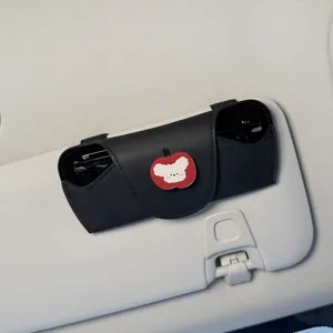 Vista detallada estuche gafas parasol coche, clip negro de cuero con osito manzana tierno.